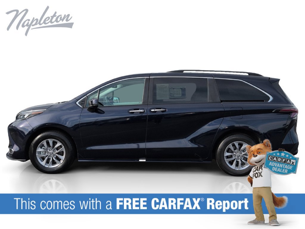 Used 2024 Toyota Sienna XLE FWD image 2