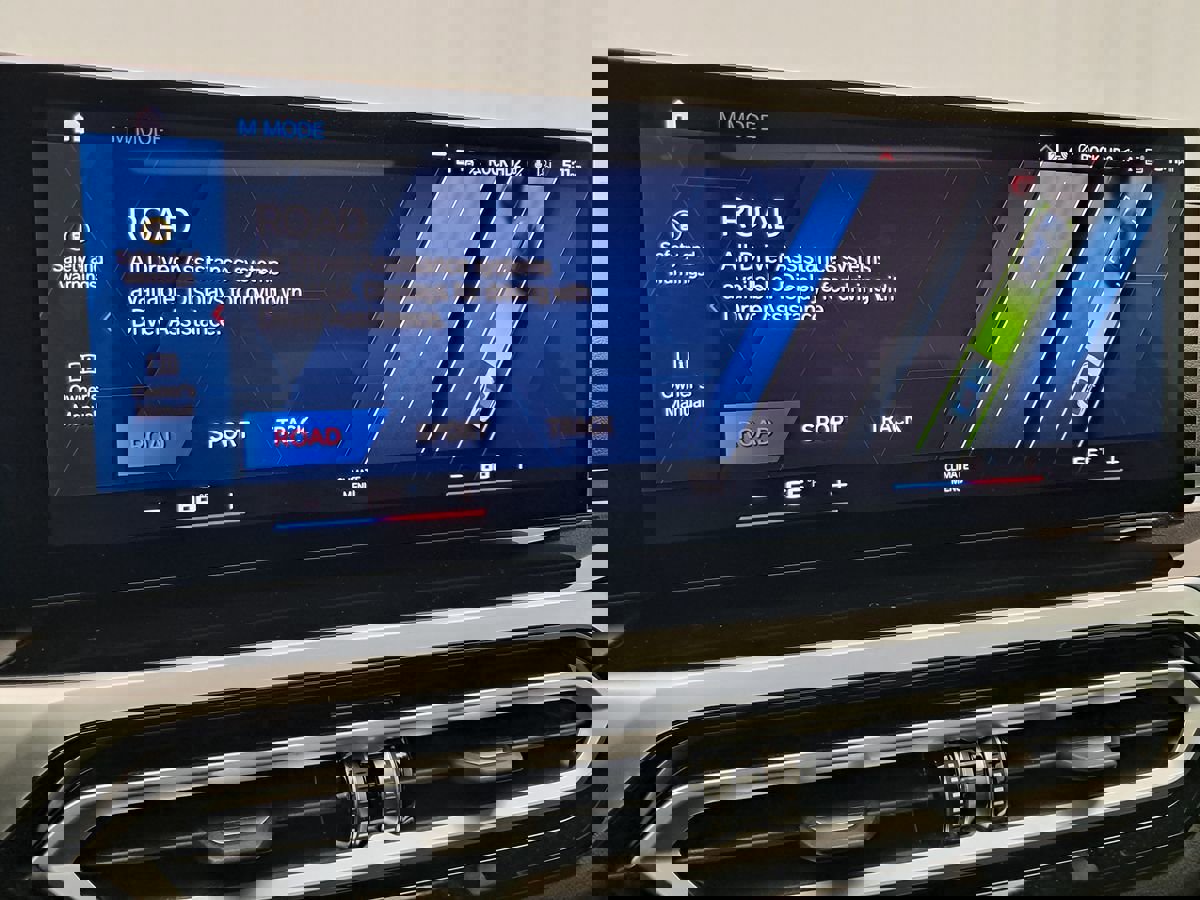 Used 2024 BMW M2 w/ Lighting Package image 23