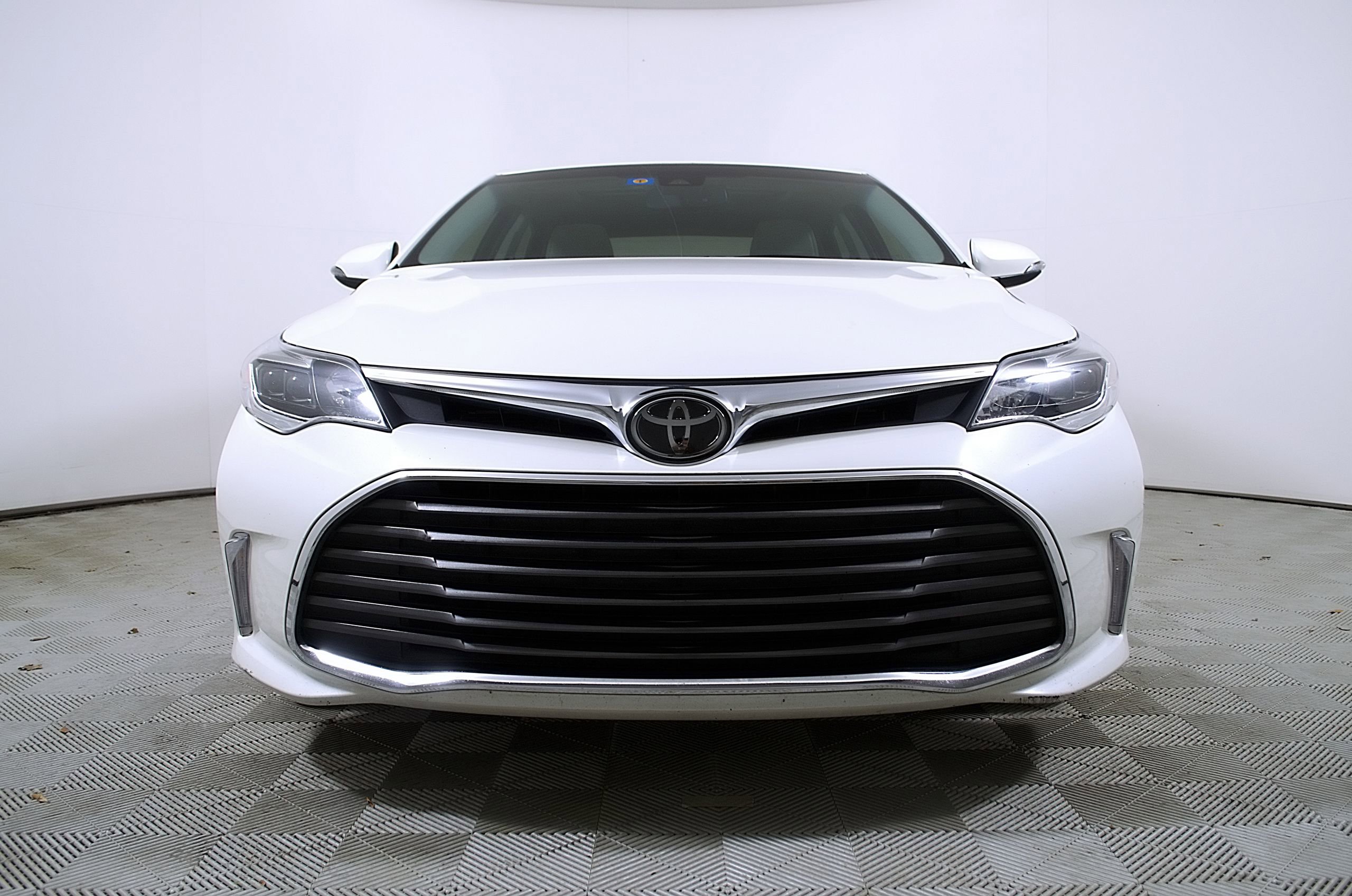 Used 2017 Toyota Avalon XLE Premium FWD image 5