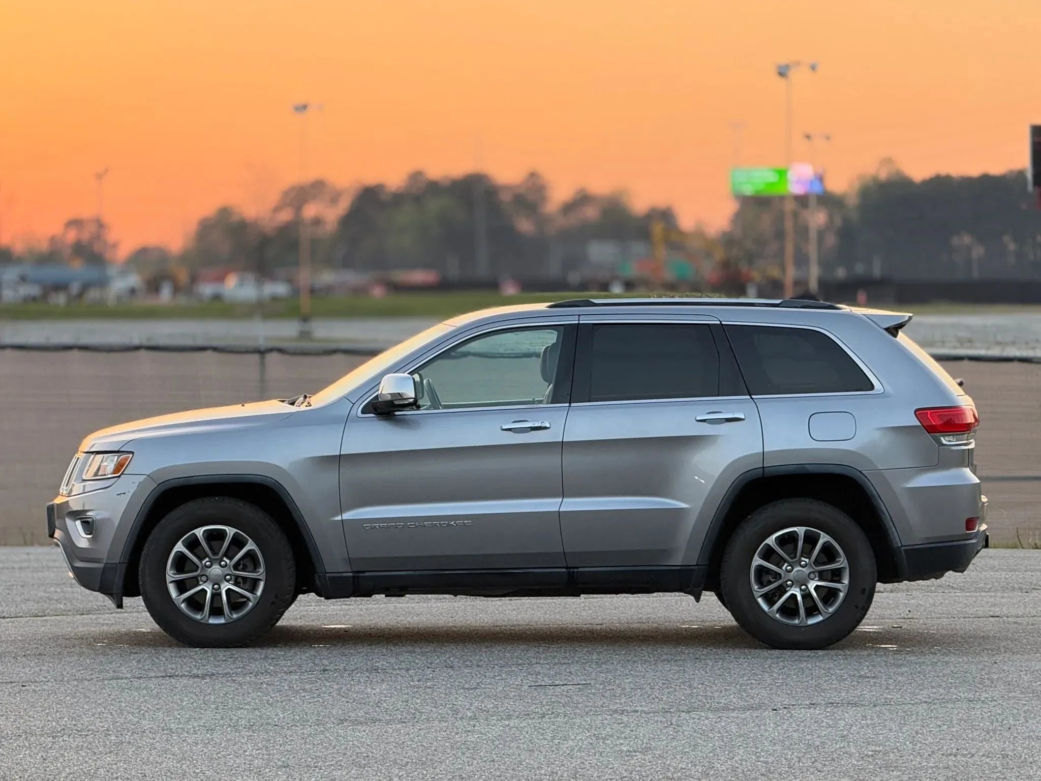 Used 2014 Jeep Grand Cherokee Limited w/ Trailer Tow Group IV image 8