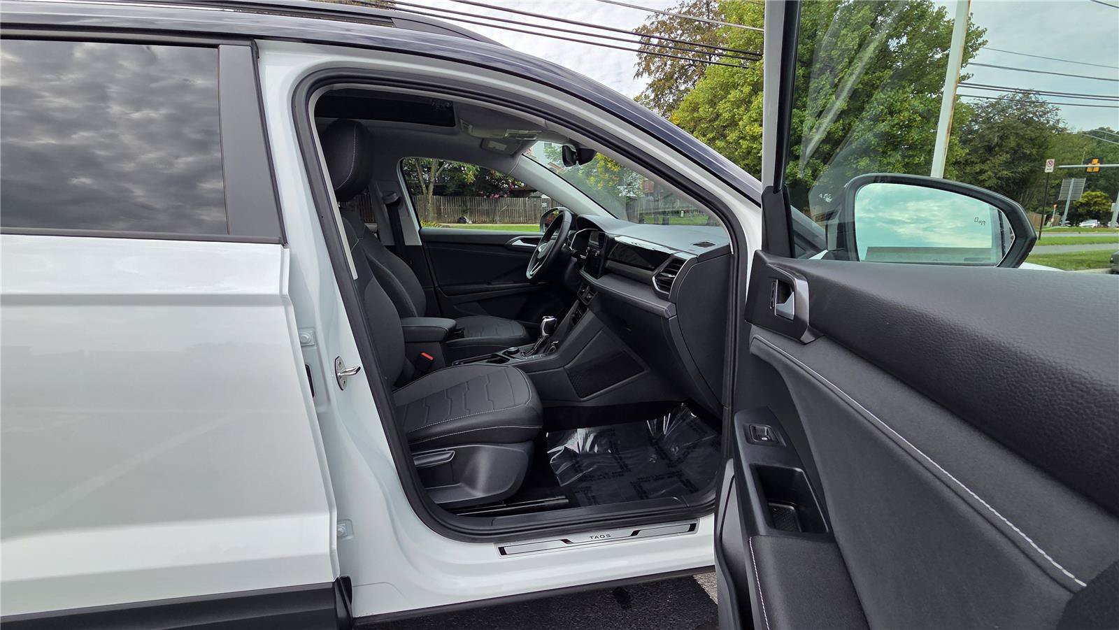 Certified 2025 Volkswagen Taos SE AWD/4WD image 33
