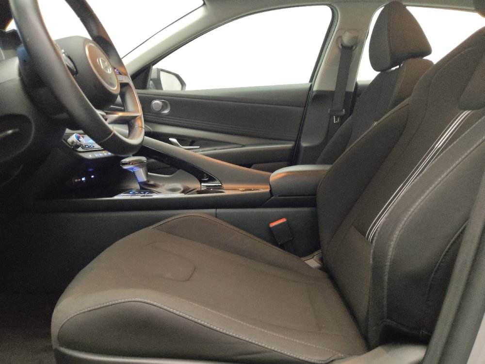 Used 2025 Hyundai Elantra SEL FWD image 17
