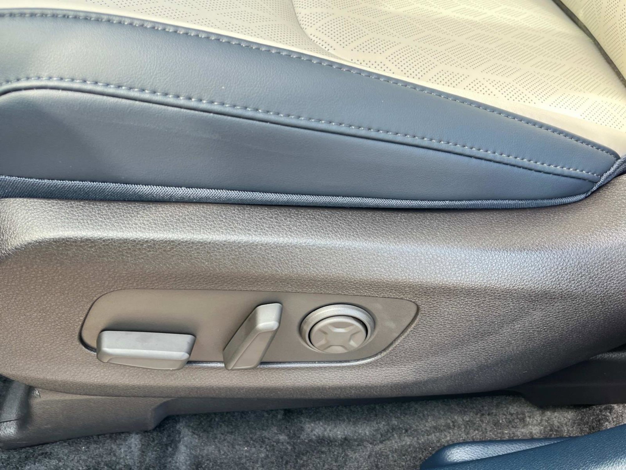 New 2026 Kia Carnival EX FWD image 24