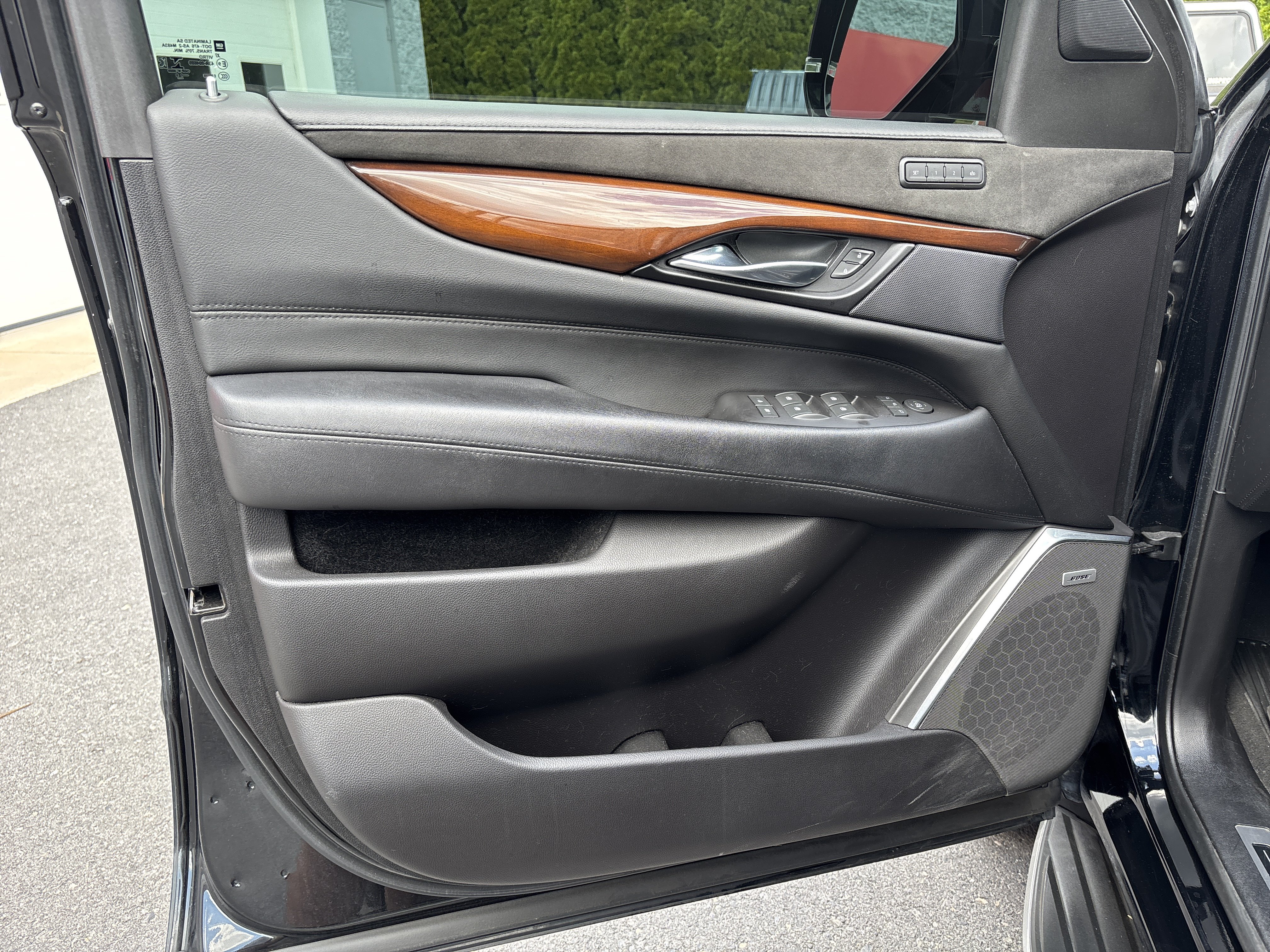 Used 2019 Cadillac Escalade ESV Luxury w/ Escalade Sport Edition AWD/4WD image 17