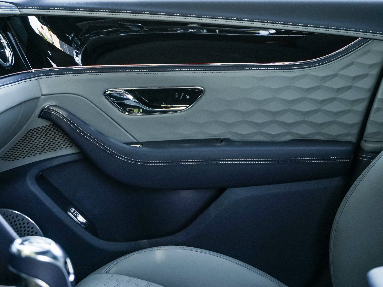 New 2025 Bentley Flying Spur Plug-In Hybrid AWD/4WD image 19
