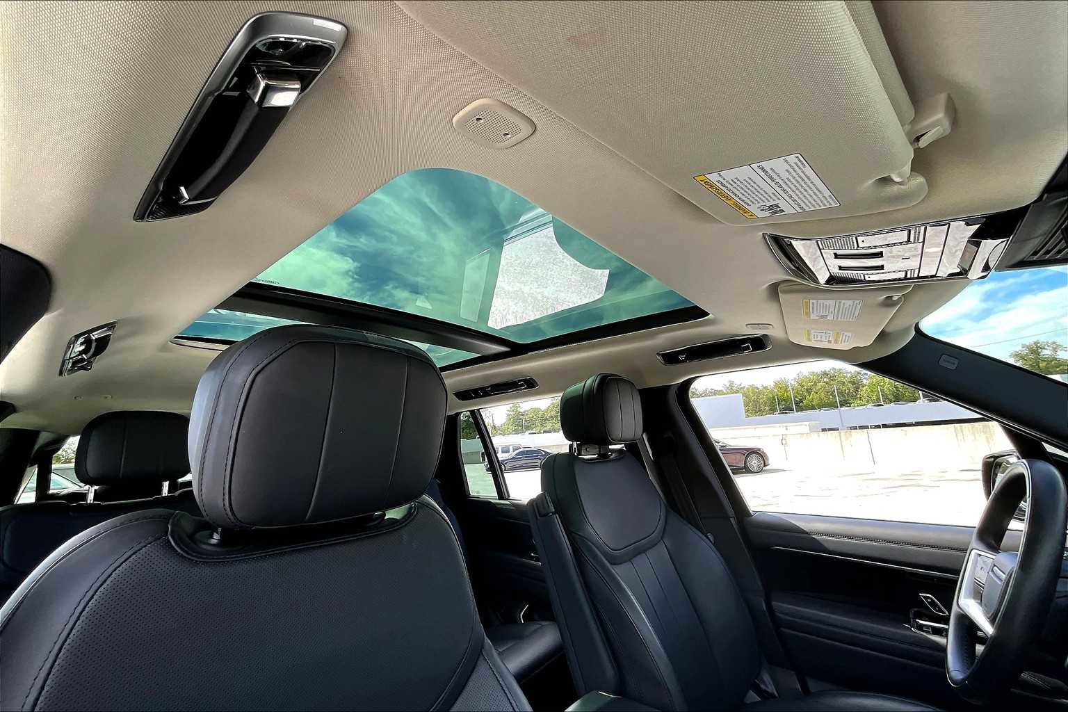 Used 2023 Land Rover Range Rover Long Wheelbase SE image 23