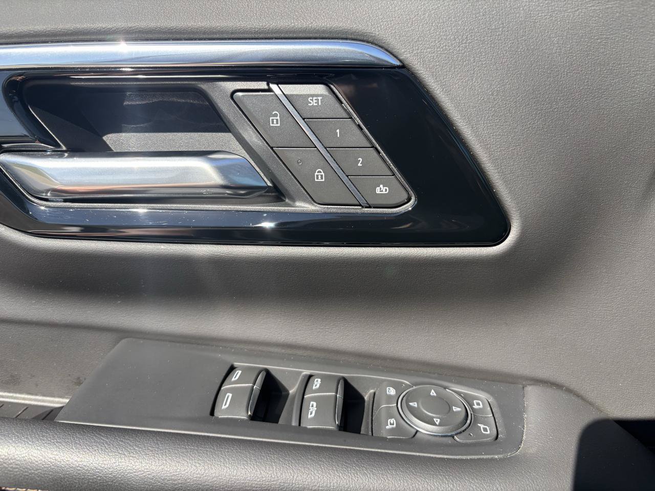 Used 2025 Chevrolet Suburban High Country AWD/4WD image 17