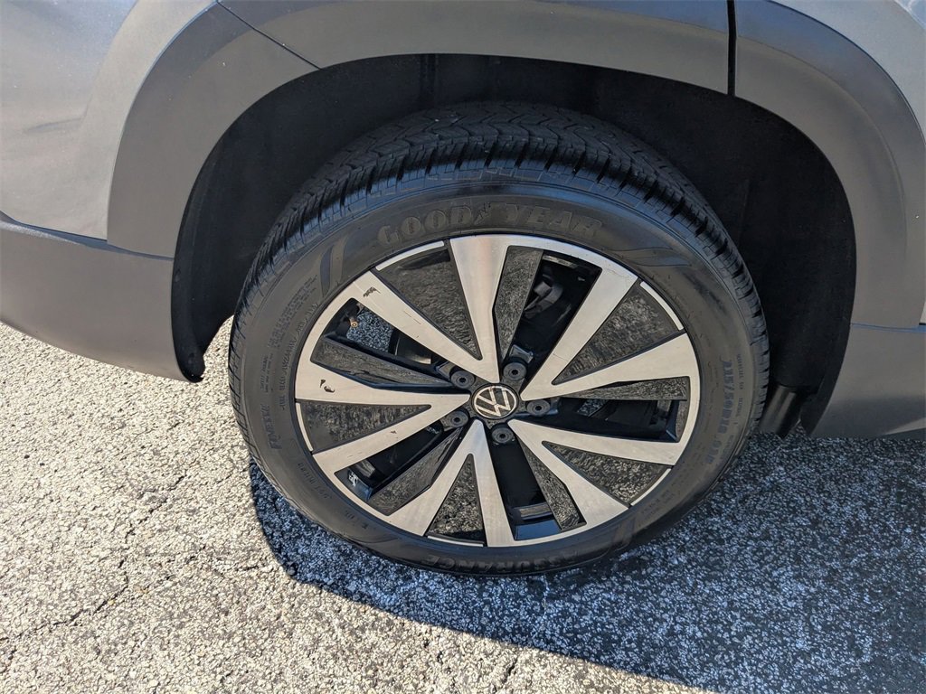 Used 2024 Volkswagen Taos SE image 33