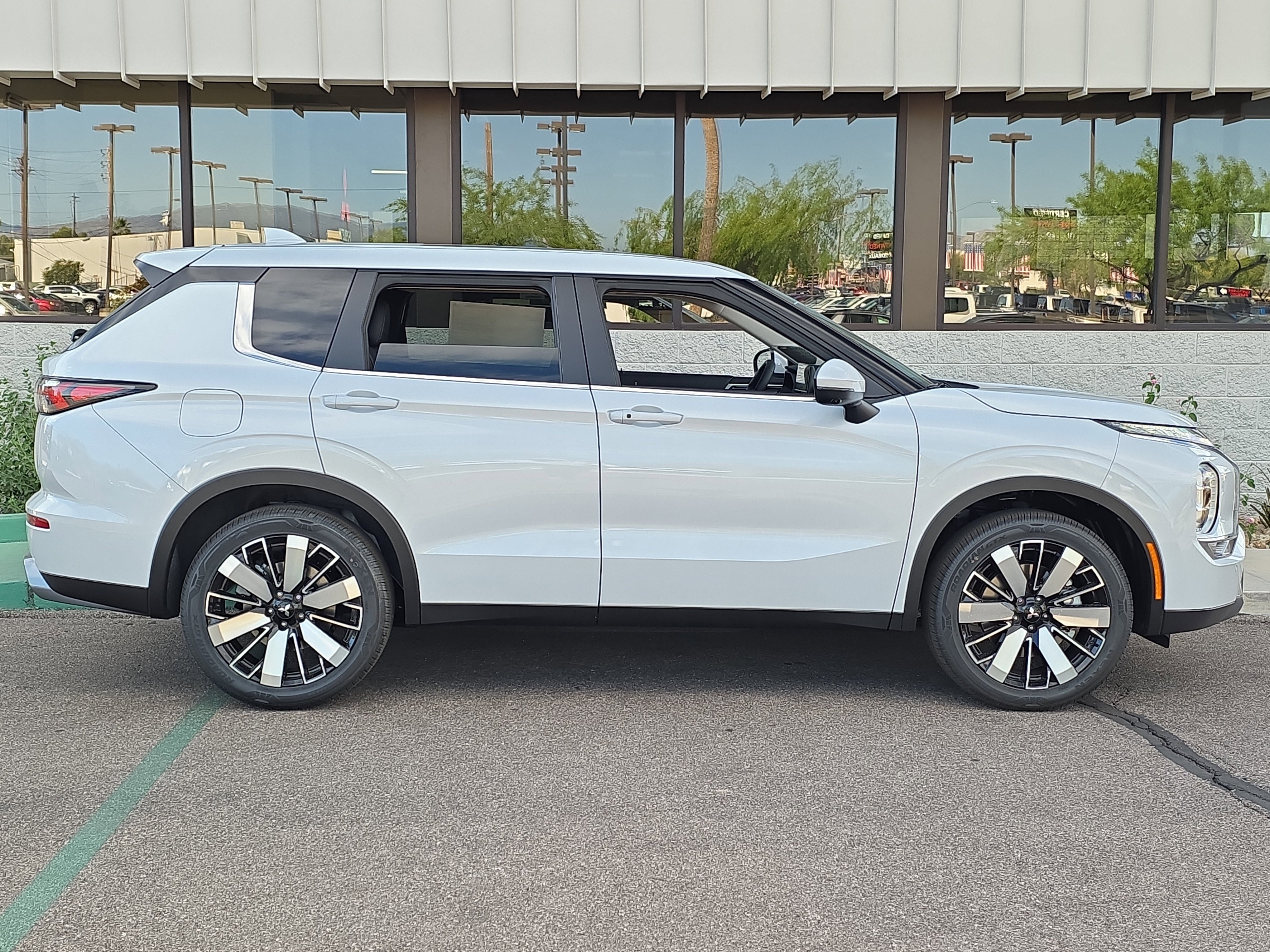 New 2026 Mitsubishi Outlander SE FWD image 9