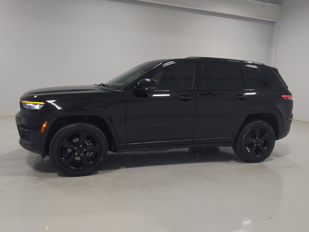 Used 2023 Jeep Grand Cherokee Altitude AWD/4WD image 2
