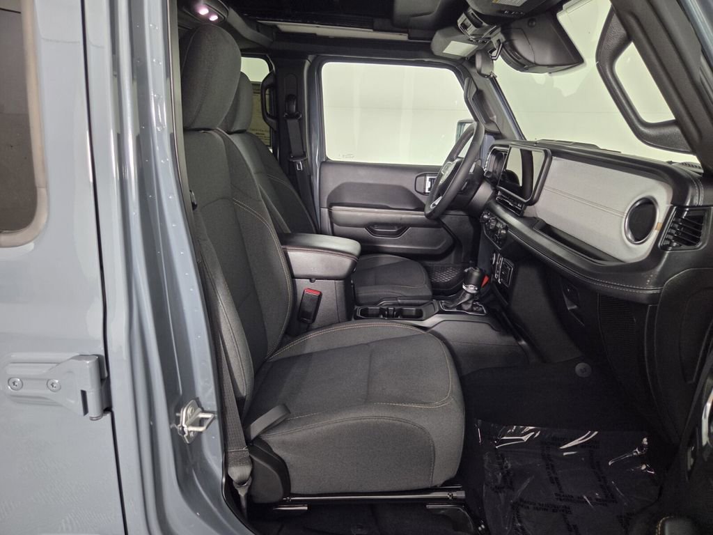 Certified 2025 Jeep Wrangler Sahara w/ Safety Group image 31