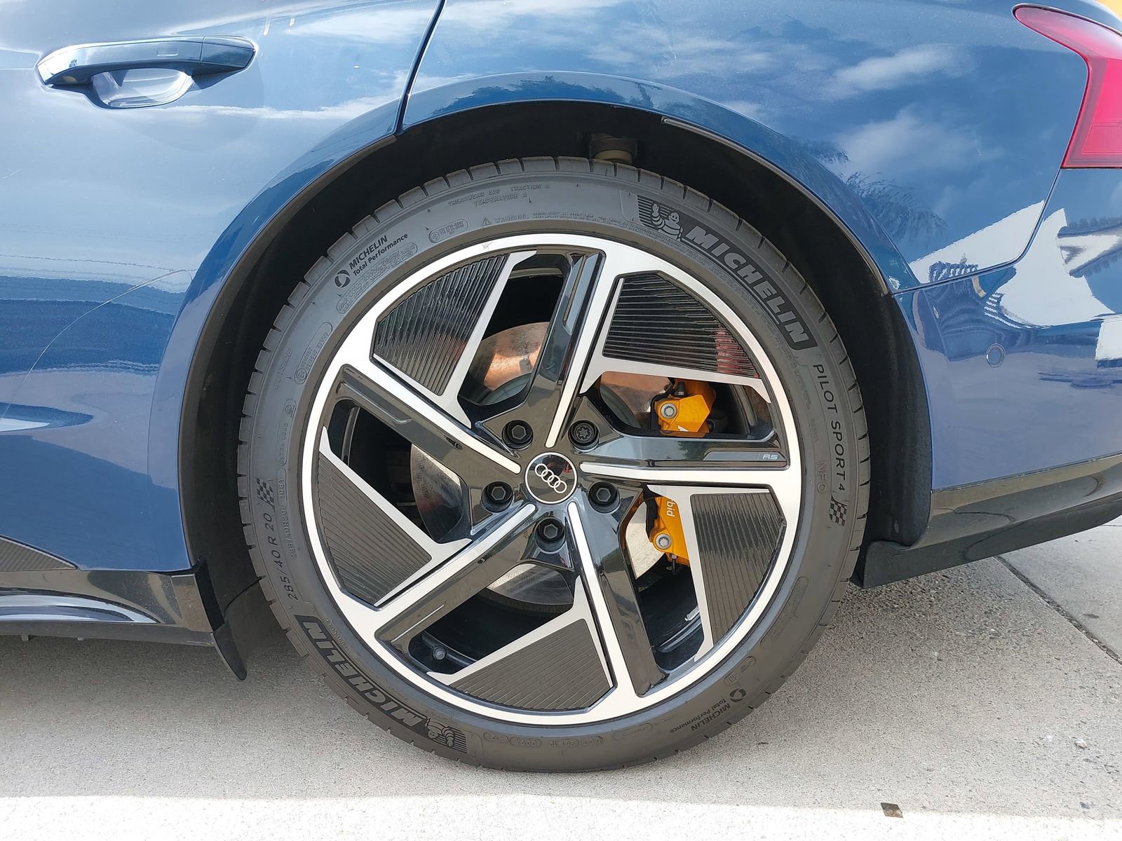 Used 2023 Audi RS e-tron GT w/ Carbon Performance Package AWD/4WD image 7