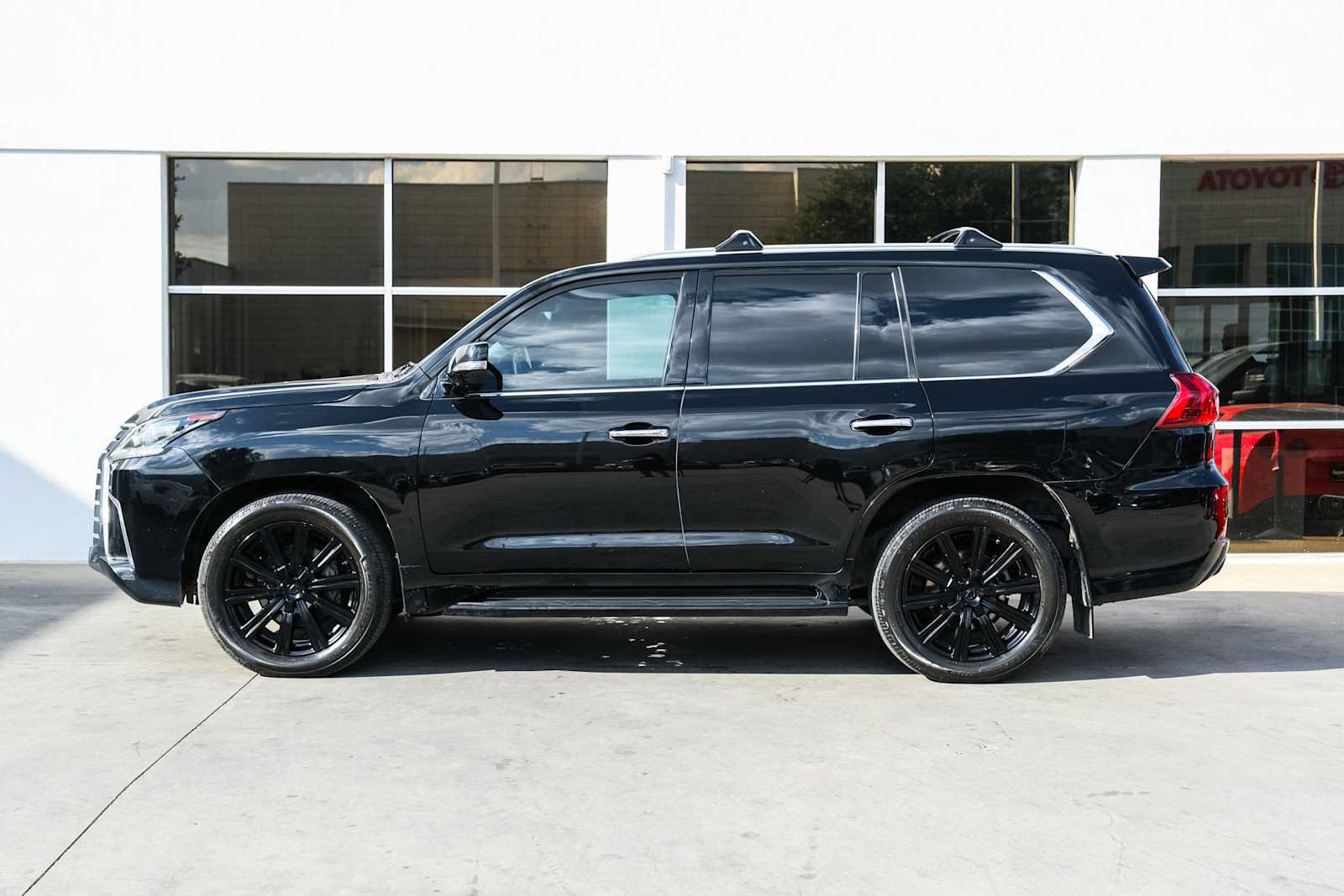 Used 2017 Lexus LX 570 4WD w/ Luxury Package image 16