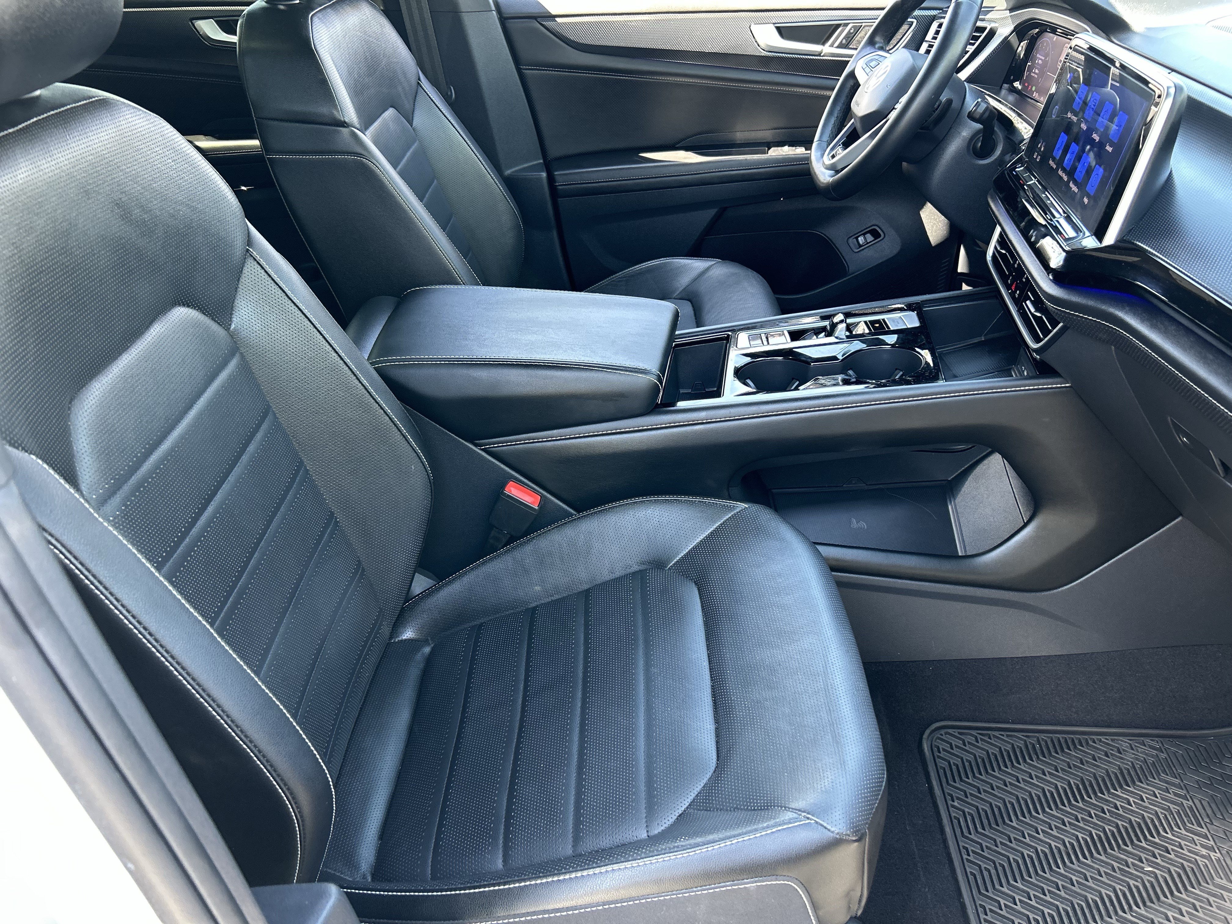 Certified 2024 Volkswagen Atlas Cross Sport SEL R-Line AWD/4WD image 9