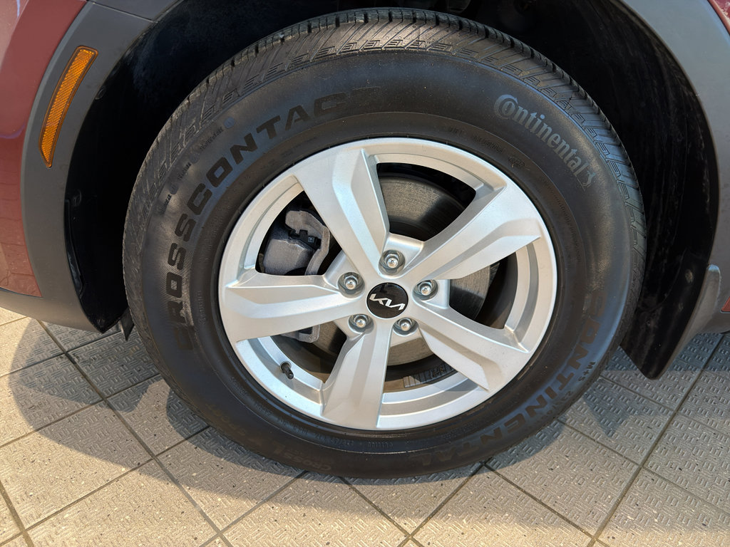 Certified 2024 Kia Sorento LX image 9