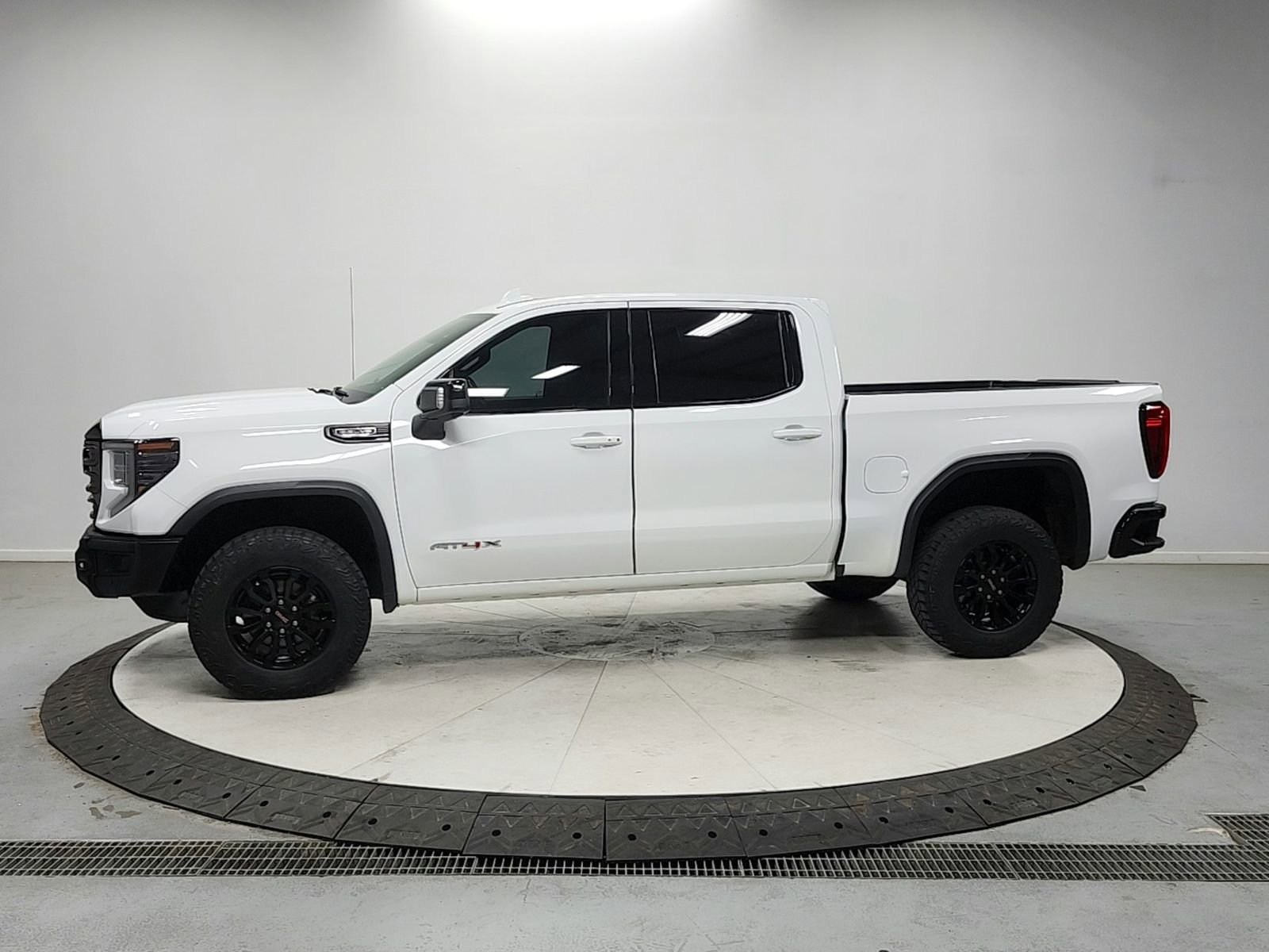 Used 2023 GMC Sierra 1500 AT4X image 4