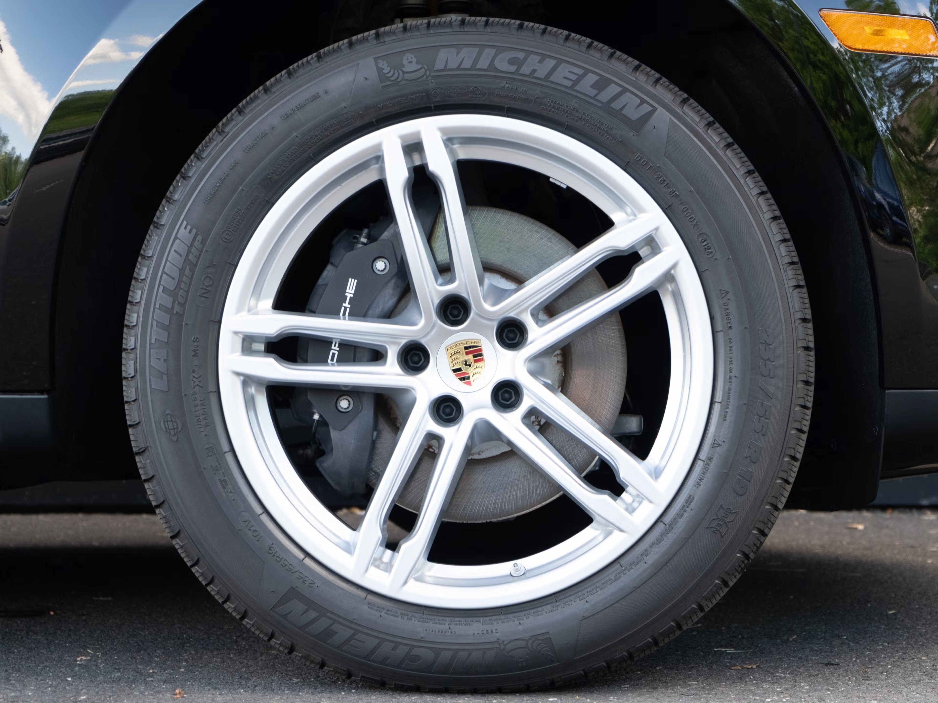 Certified 2025 Porsche Macan image 15