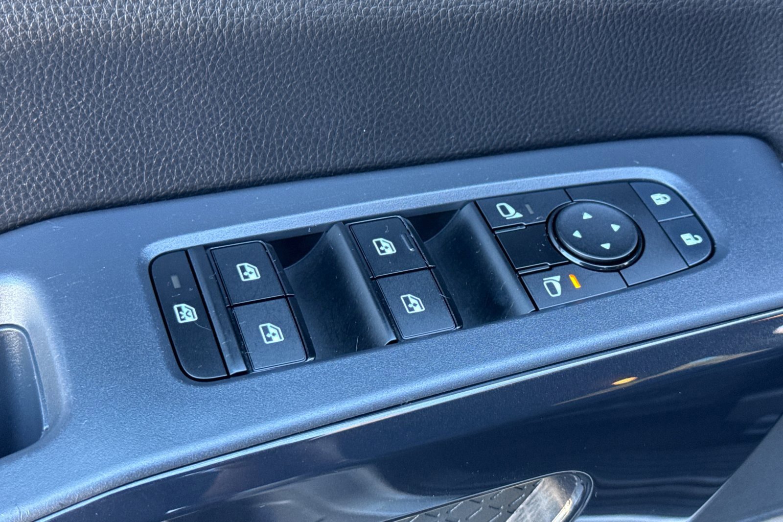 Used 2024 Nissan Pathfinder SV image 17