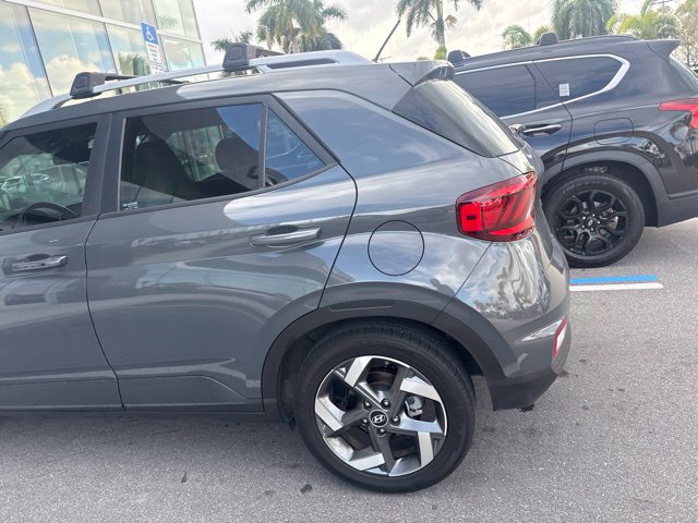 Used 2025 Hyundai Venue SEL FWD image 9