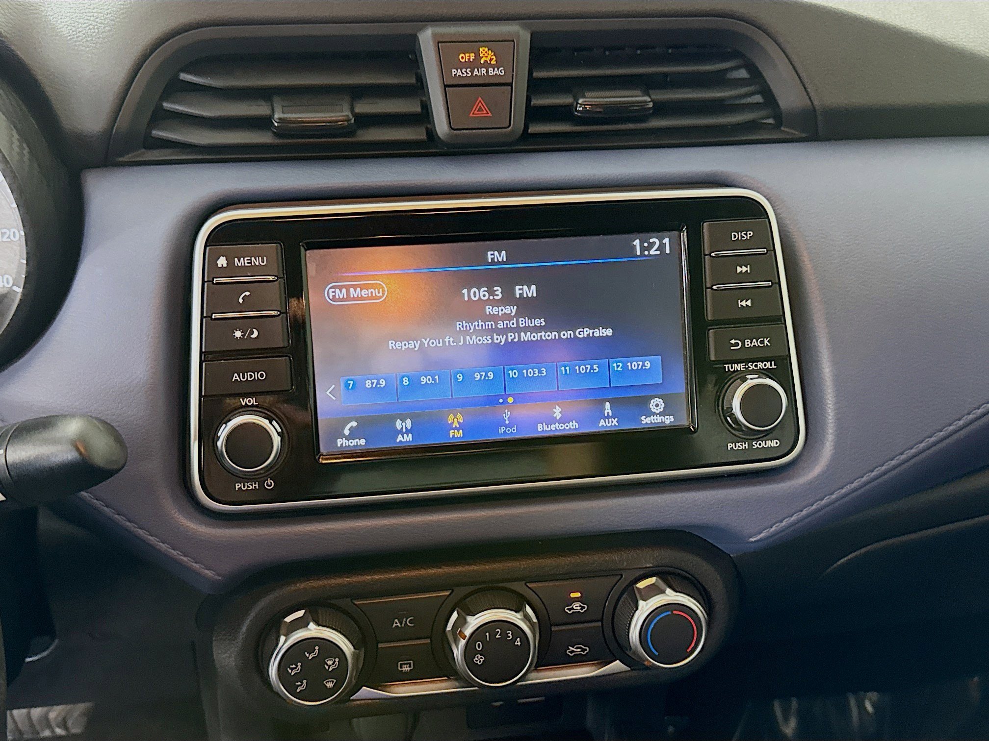 Used 2024 Nissan Versa SV w/ Trunk Package image 18