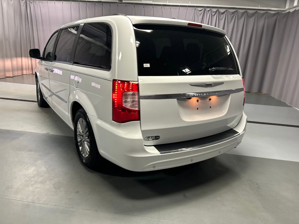 Used 2016 Chrysler Town & Country Touring-L FWD image 5
