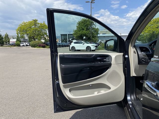 Used 2014 Chrysler Town & Country Touring-L w/ Driver Convenience Group FWD image 11