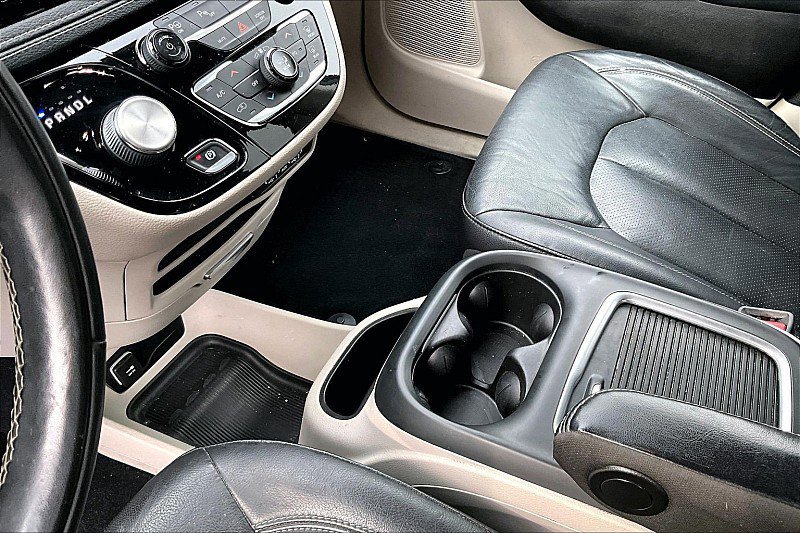 Used 2022 Chrysler Pacifica Touring-L w/ Uconnect Theater Family Group image 15