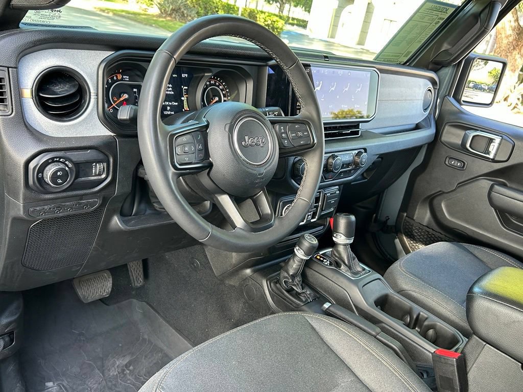Certified 2025 Jeep Gladiator Sport AWD/4WD image 17