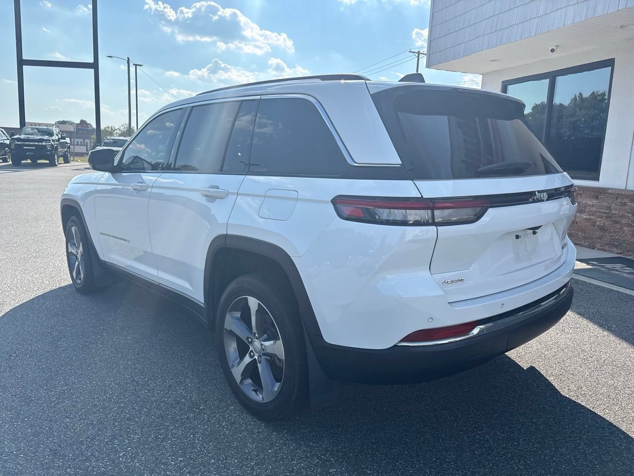 Used 2023 Jeep Grand Cherokee Limited AWD/4WD image 7