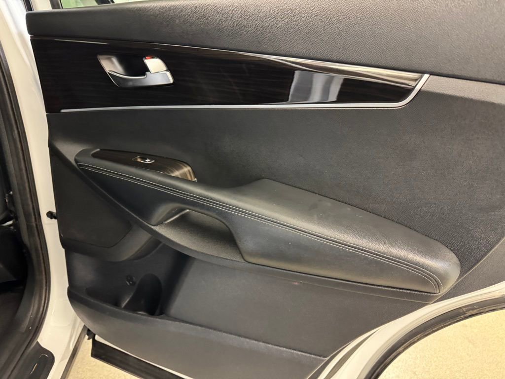 Used 2020 Kia Sorento LX image 24
