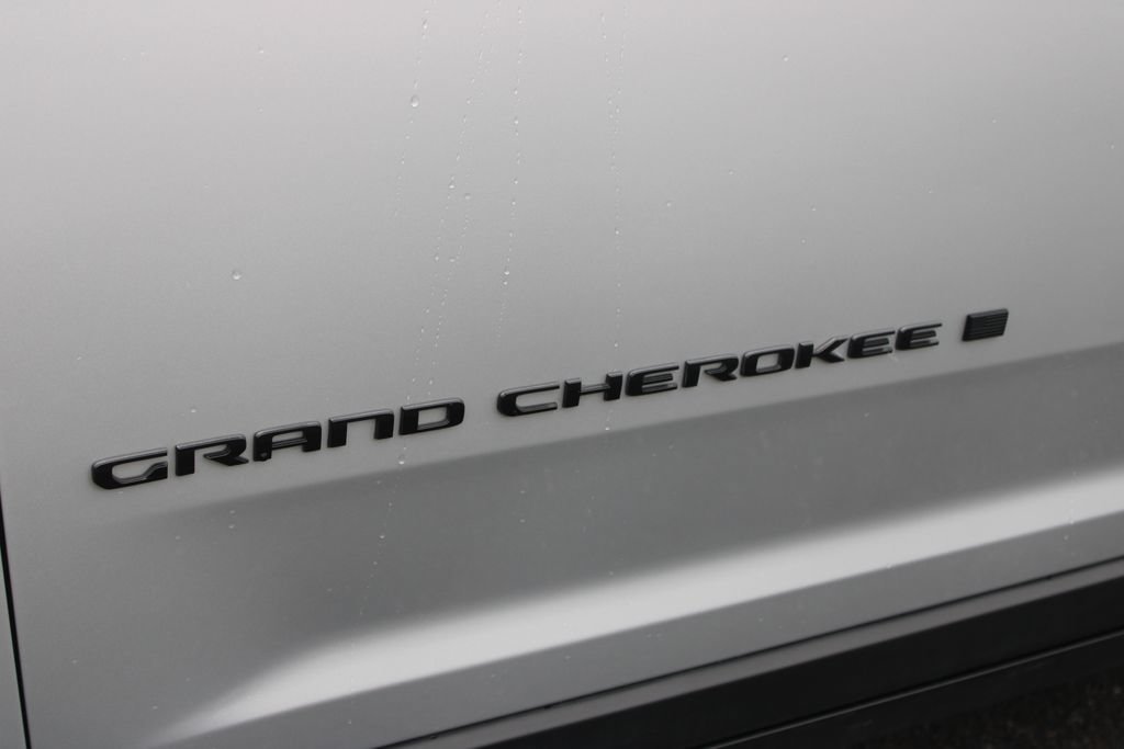 Used 2024 Jeep Grand Cherokee Altitude AWD/4WD image 19