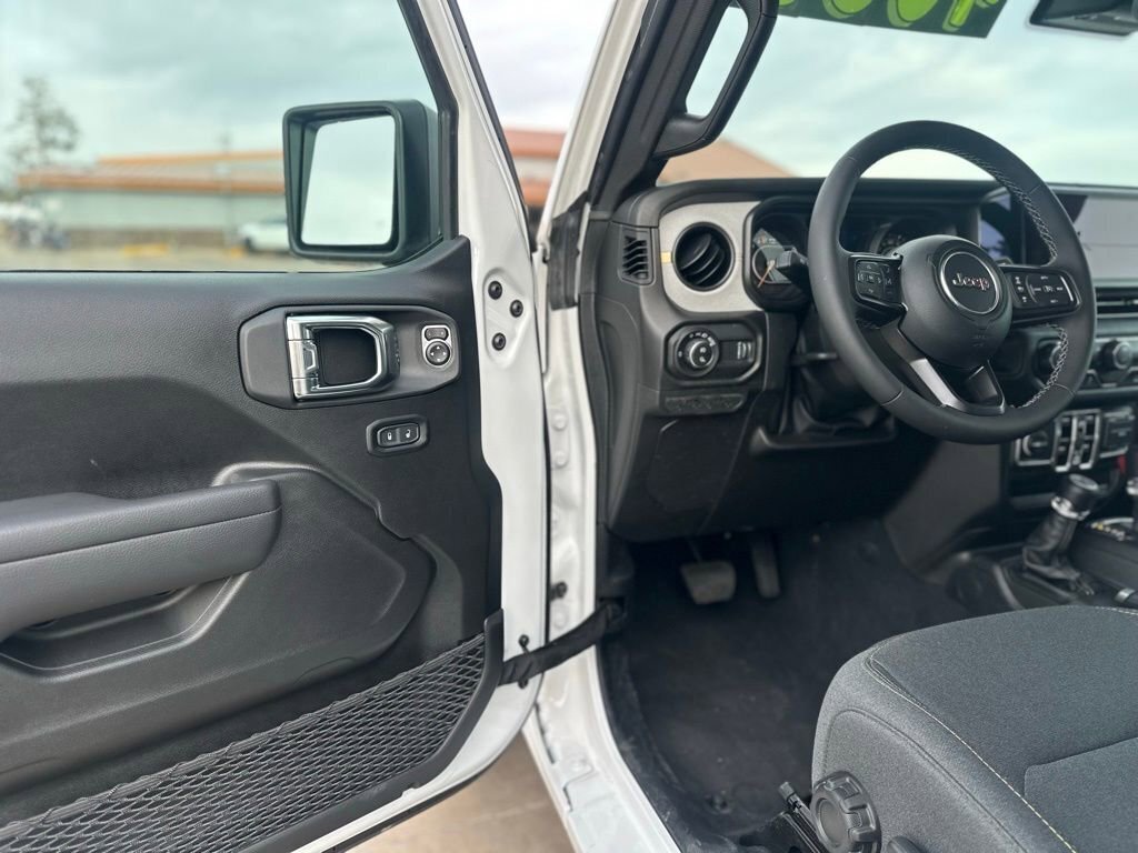 New 2025 Jeep Gladiator Sport image 11