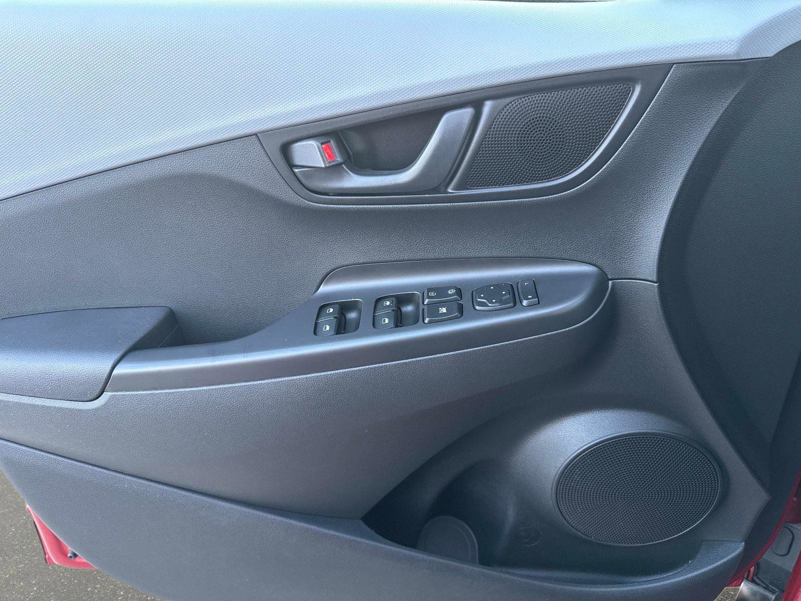 Used 2021 Hyundai Kona SE w/ Cargo Package image 17