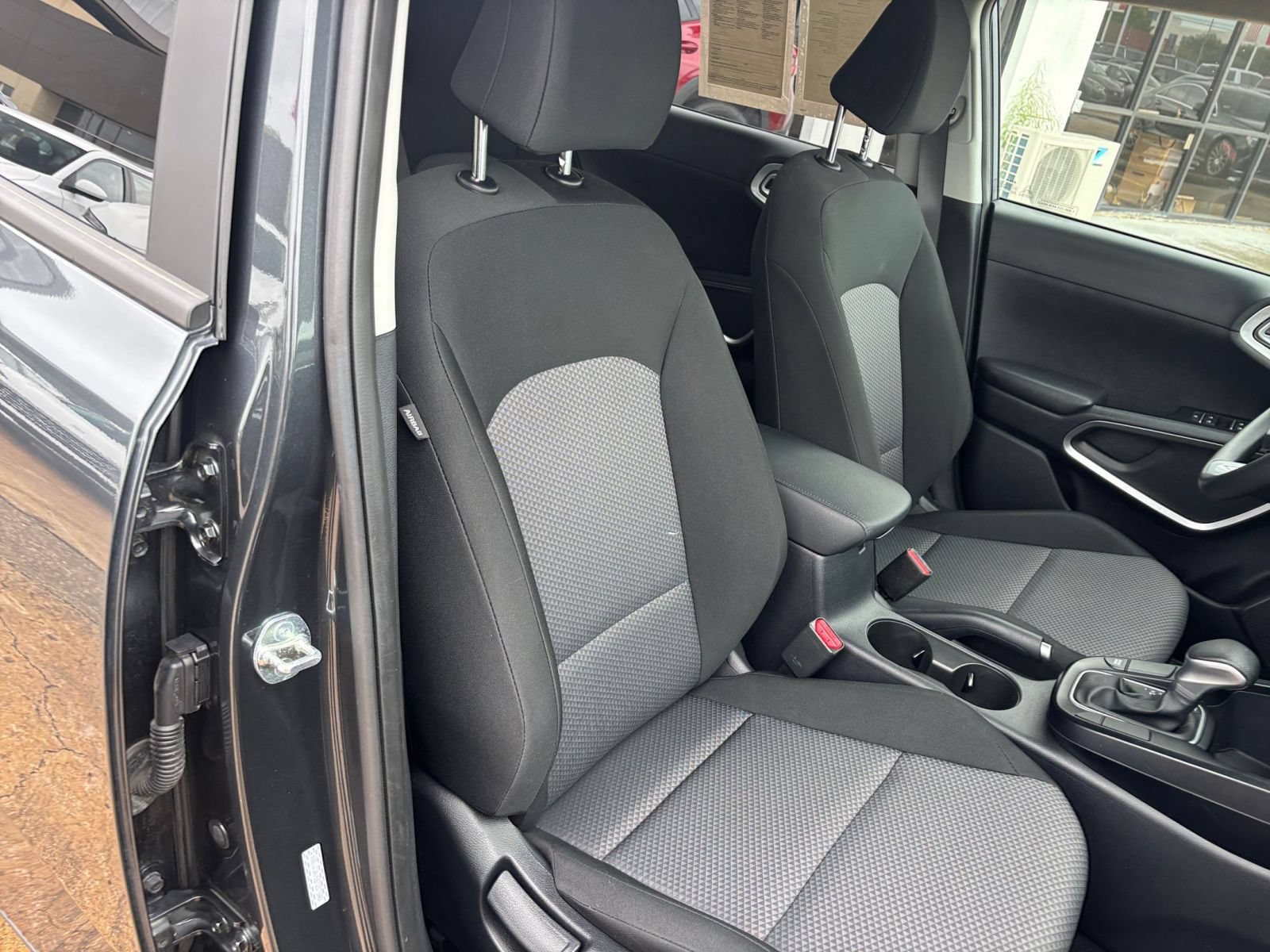 Used 2025 Kia Soul LX w/ LX Technology Package FWD image 34