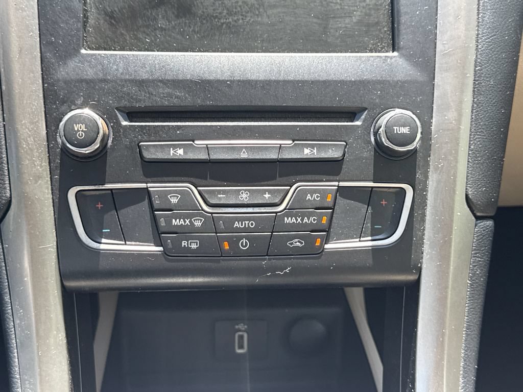 Used 2017 Ford Fusion SE w/ Fusion SE Technology Package FWD image 24