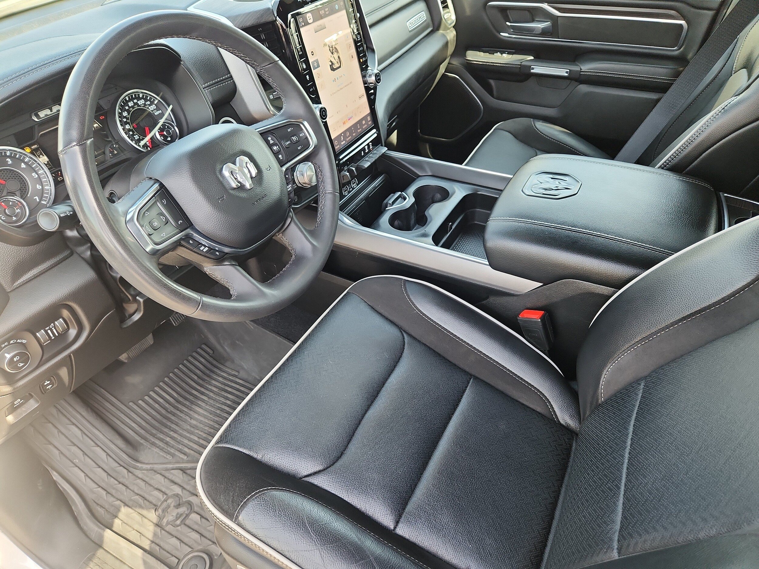 Used 2025 RAM 1500 Laramie AWD/4WD image 9