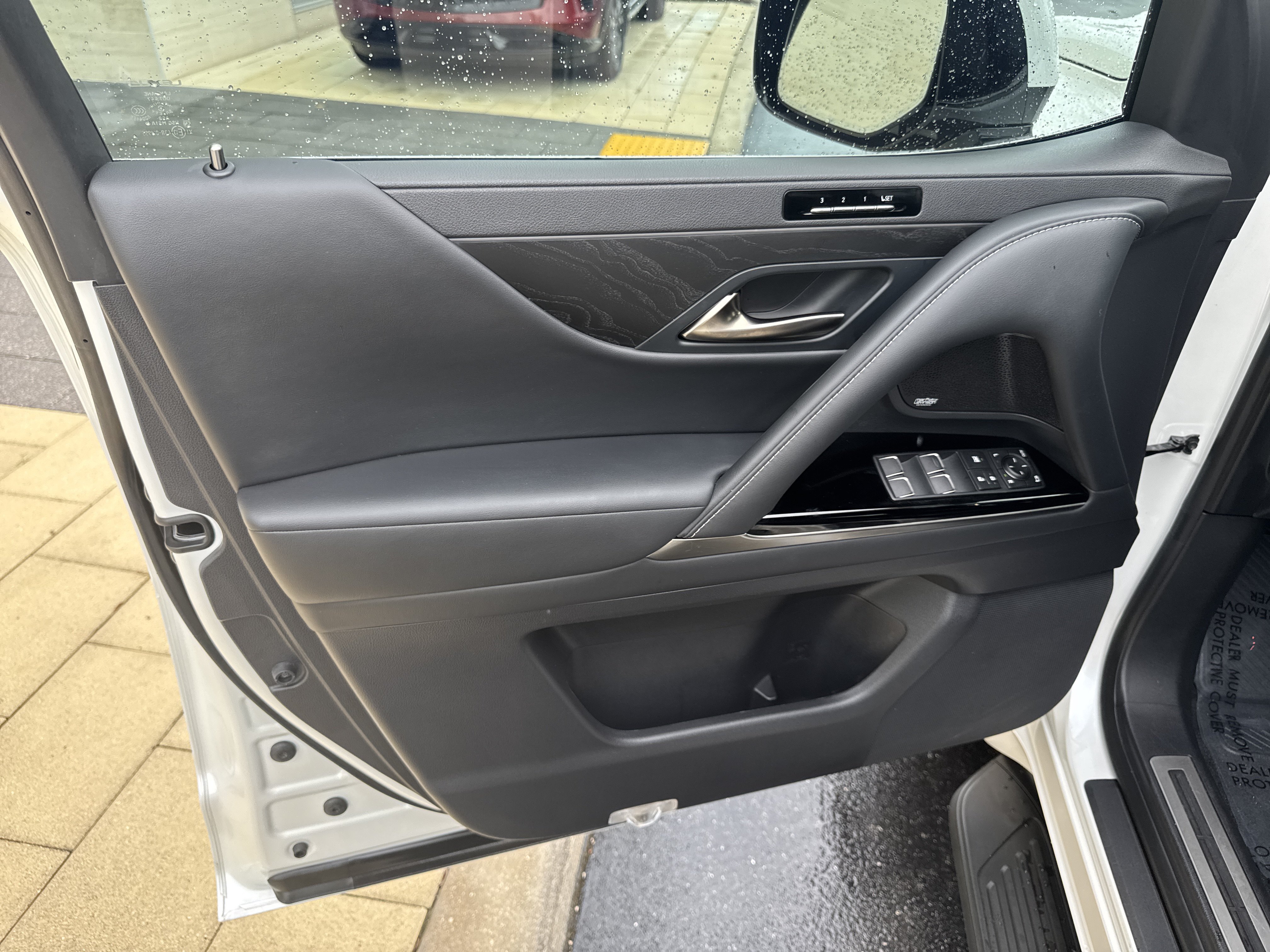 Used 2025 Lexus LX 600 4WD w/ Luxury Package image 21