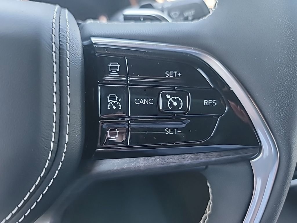 Used 2023 Jeep Grand Cherokee Overland w/ Luxury Tech Group IV RWD image 25