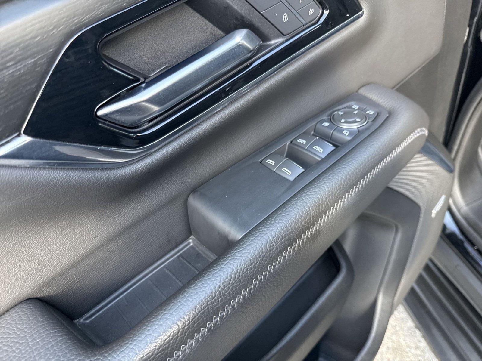 Used 2025 GMC Yukon XL Denali image 15