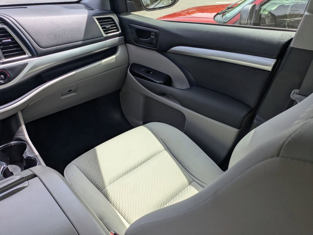 Used 2017 Toyota Highlander LE FWD image 14