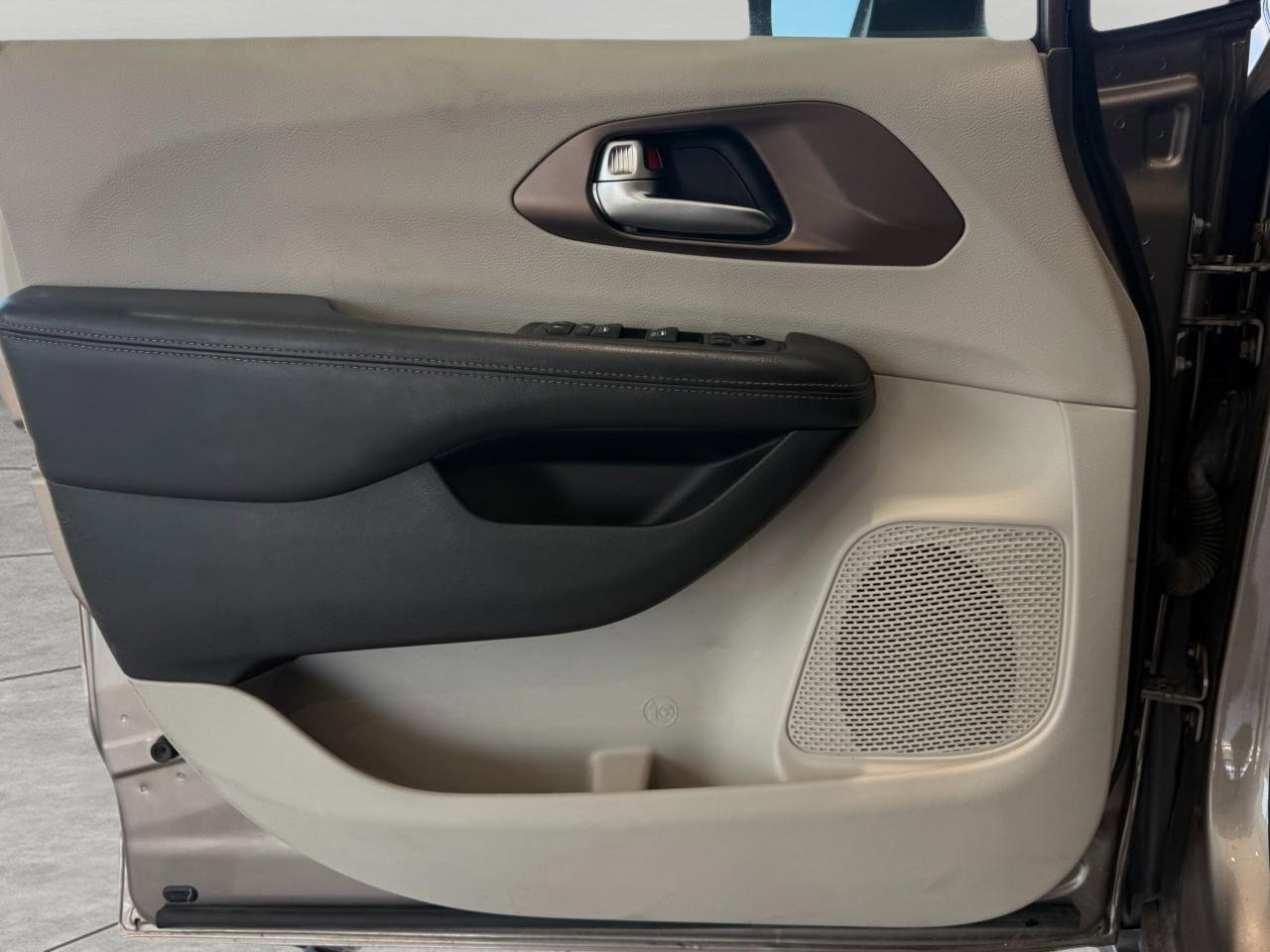 Used 2017 Chrysler Pacifica Touring Plus image 19
