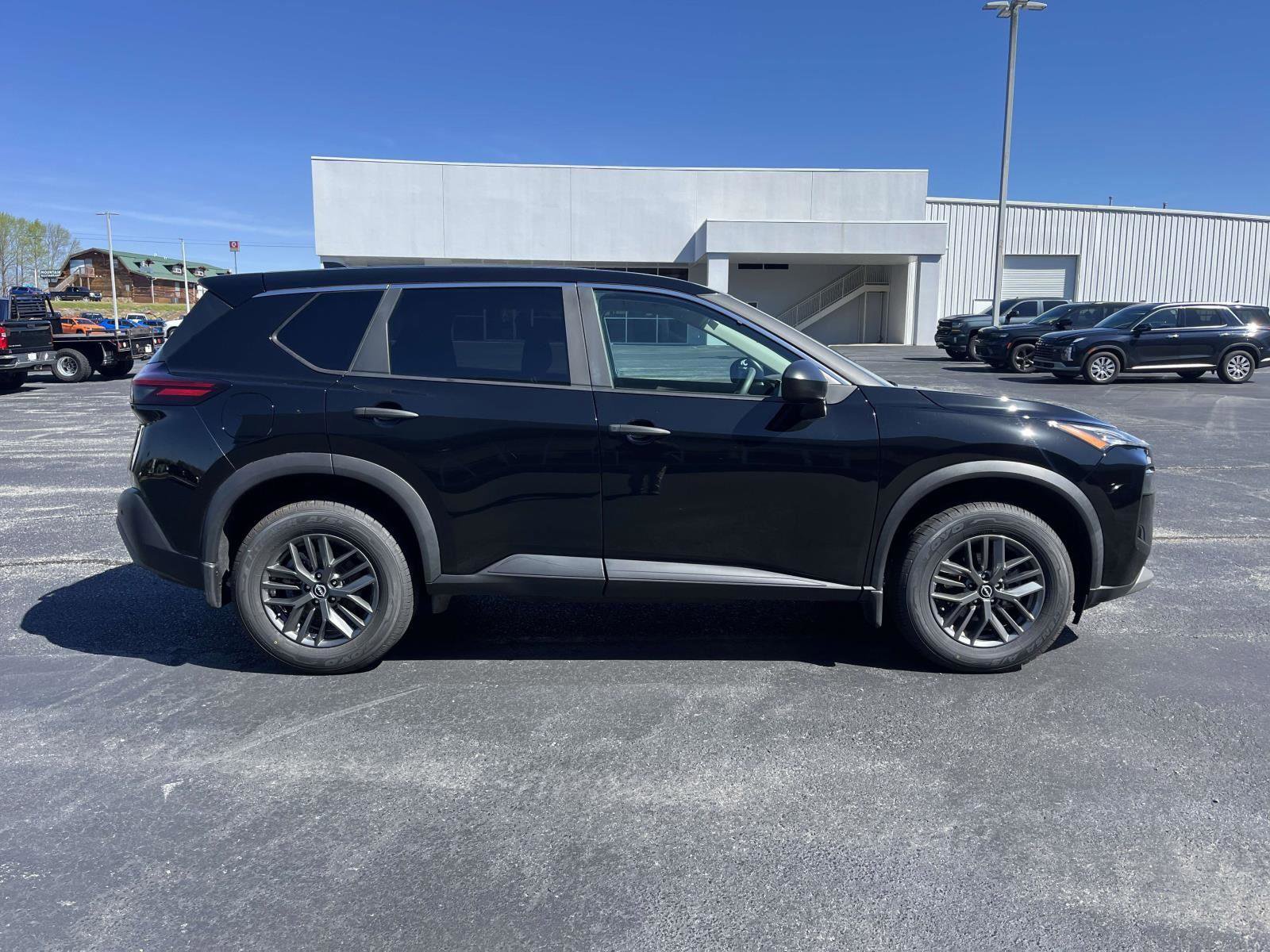 Used 2023 Nissan Rogue S image 15