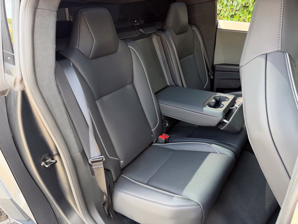 Used 2025 Tesla Cybertruck AWD Crew Cab image 38