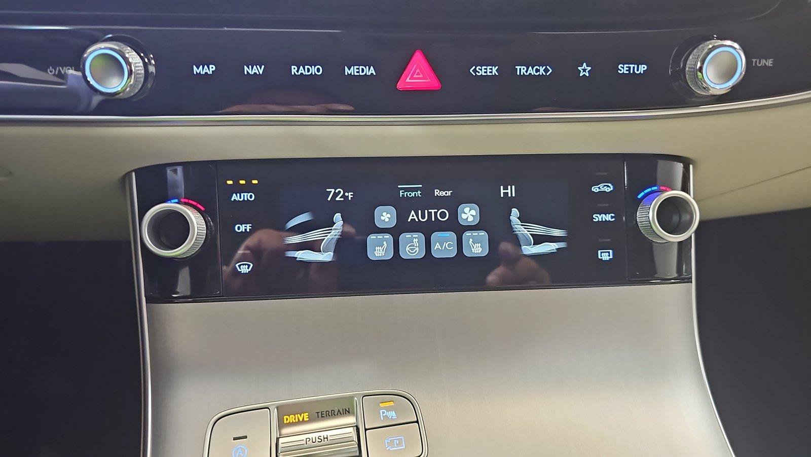 New 2027 Genesis GV70 2.5T Select AWD/4WD image 18