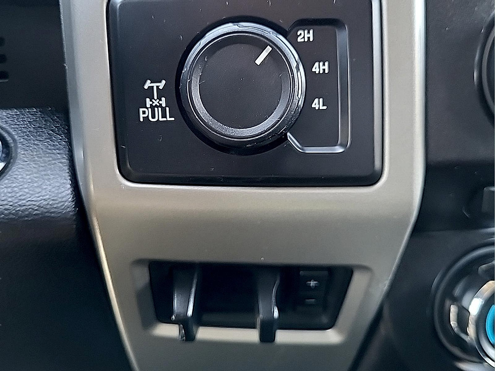 Used 2017 Ford F250 Lariat w/ Lariat Ultimate Package AWD/4WD image 26