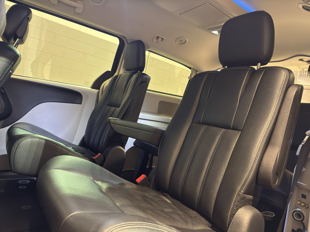 Used 2016 Chrysler Town & Country Touring image 25