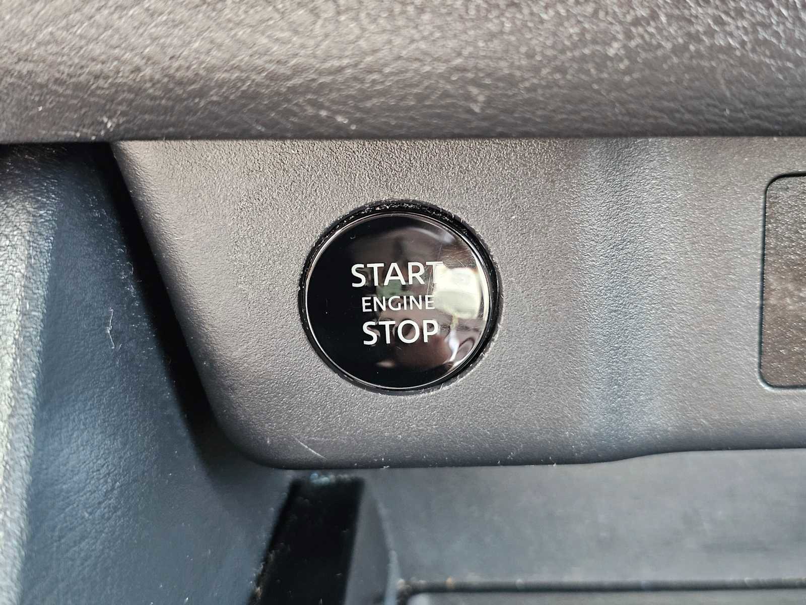 Used 2024 Nissan Rogue SV image 30