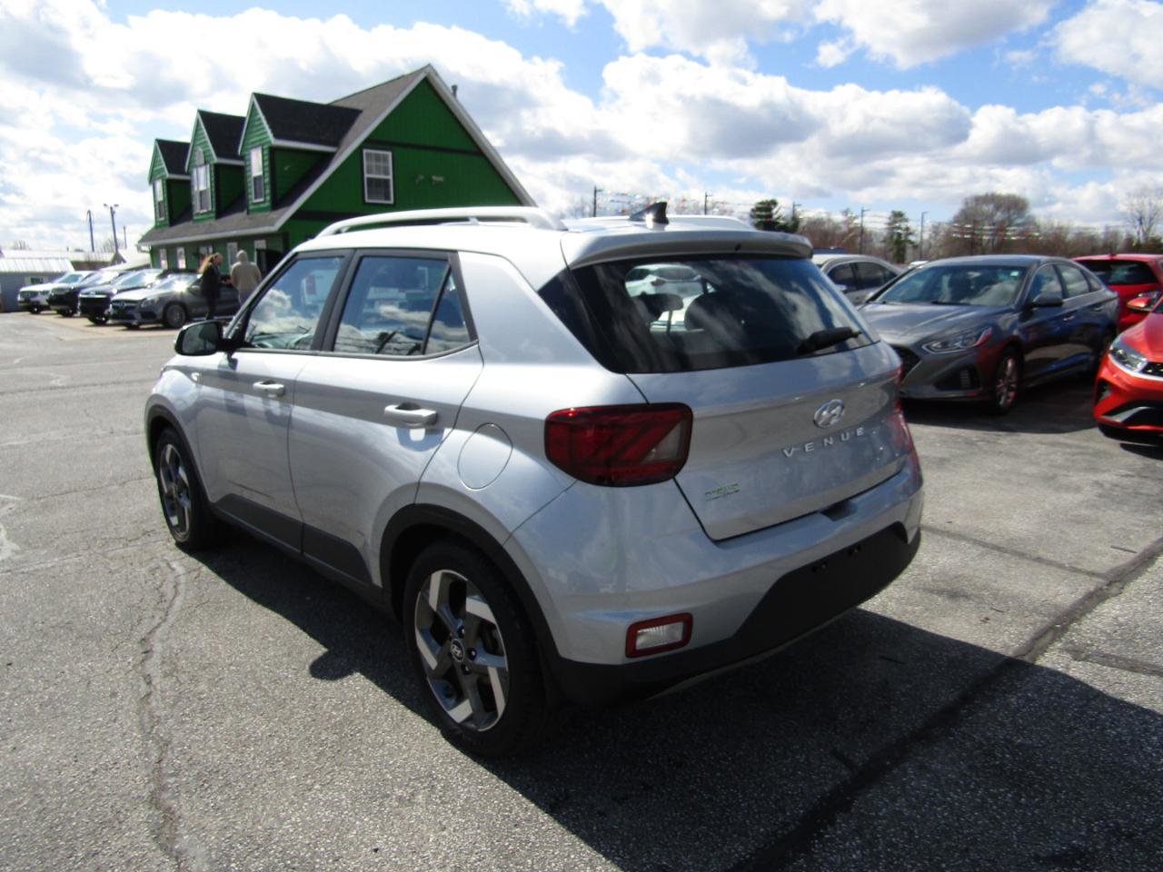Used 2021 Hyundai Venue SEL w/ Premium Package FWD image 5