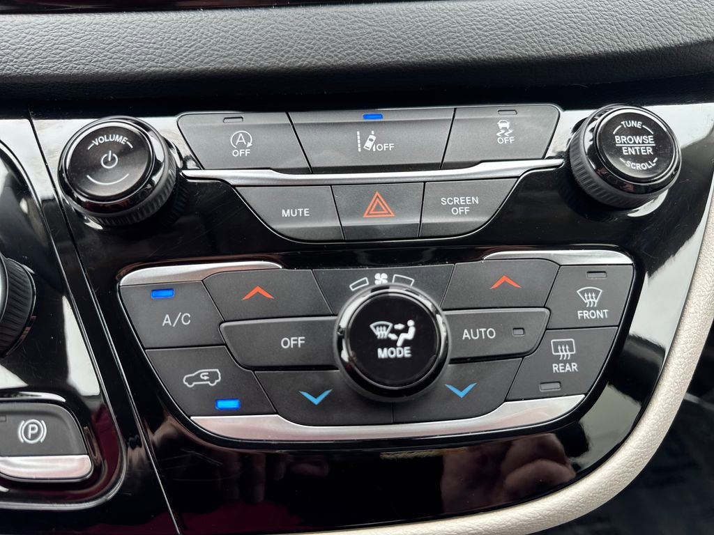 Used 2022 Chrysler Pacifica Touring-L FWD image 23
