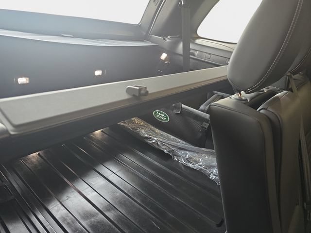 Used 2024 Land Rover Discovery Dynamic SE AWD/4WD image 16